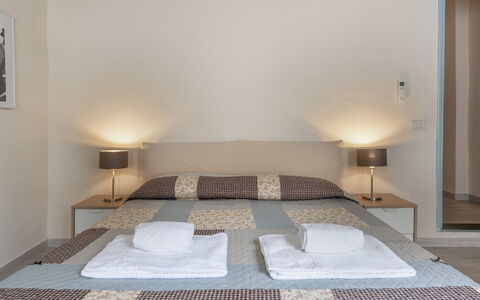 San Cristofano Blu Apartment Santa Croce, Florence: Meubilair, Bed, Interieur Ontwerp, Slaapkamer, Verdieping, Flooring, Hout, Bedding, Kamer, Plafond