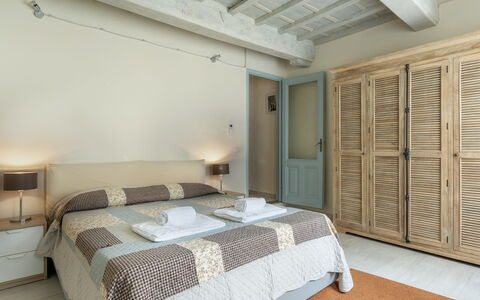 San Cristofano Blu Apartment Santa Croce, Florence: Meubilair, Interieur Ontwerp, Bed, Slaapkamer, Verdieping, Flooring, Hout, Plafond, Kamer, Bedding