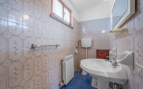 Il Campino, Pool, Montaione: Flooring, Verdieping, Loodgieterswerkinrichting, Interieur Ontwerp, Plafond, Tegel, Kamer, Badkamer, Loodgieter, Wastafel