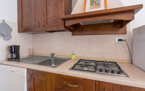 Il Campino, Pool, Montaione: Keuken, Toestel Van De Keuken, Countertop, Major Appliance, Gootsteen, Cabinetry, Hout, Fornuis, Fornuis, Flooring