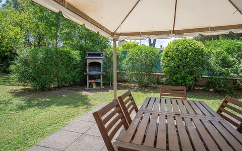 Il Campino, Pool, Montaione: Tuin, Schaduw, Buitenmeubels, Outdoor Structuur, Buitentafel, Backyard, Canopy, Landscaping, Werf, Gazon