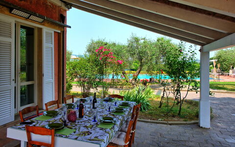 Villa Adriana: Meubilair, Tafel, Stoel, Buitenmeubels, Keuken En Eettafel, Buitentafel, Tuin, Schaduw, Backyard, Werf
