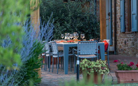 Casale Sunset: Meubilair, Tafel, Stoel, Buitenmeubels, Buitentafel, Keuken En Eettafel, Tafelkleed, Tuin, Restaurant, Schaduw