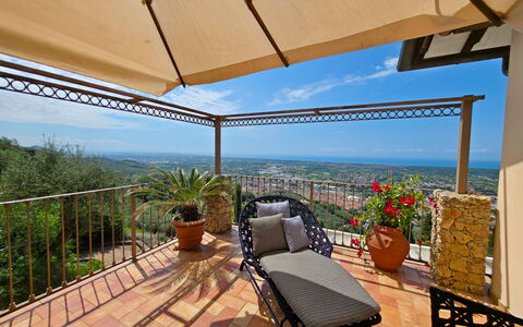 Uno Sguardo sul Mare: Meubilair, Stoel, Buitenmeubels, Tafel, Buitentafel, Balkon, Bloempot, Keuken En Eettafel, Patio, Eco Hotel