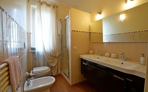 Uno Sguardo sul Mare: Badkamer, Loodgieterswerkinrichting, Wastafel In De Badkamer, Flooring, Interieur Ontwerp, Wastafel, Verdieping, Kraan, Loodgieter, Verlichting