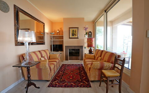 Uno Sguardo sul Mare: Meubilair, Interieur Ontwerp, Bankstel, Flooring, Verdieping, Woonkamer, Hout, Kamer, Plafond, Tafel