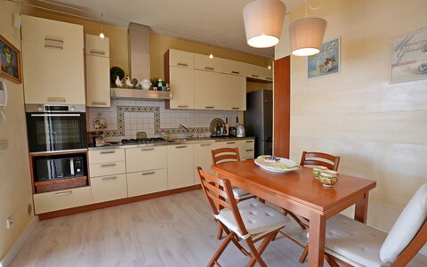 Uno Sguardo sul Mare: Meubilair, Flooring, Interieur Ontwerp, Toestel Van De Keuken, Verdieping, Hout, Keuken, Major Appliance, Countertop, Cabinetry