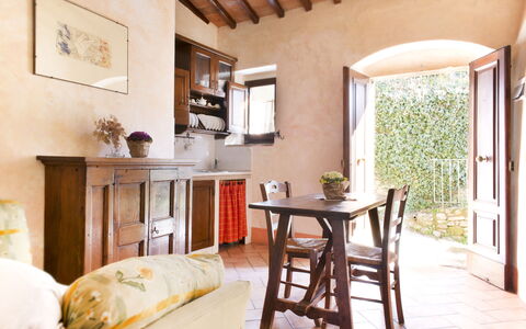 Il Canto Del Maggio: Meubilair, Hout, Interieur Ontwerp, Tafel, Flooring, Stoel, Keuken En Eettafel, Kamer, Eetkamer, Kamerplant