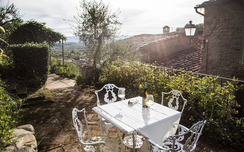 Il Canto Del Maggio: Meubilair, Stoel, Buitenmeubels, Hacienda, Kamerplant, Binnenplaats, Werf, Buitentafel, Backyard, Balkon
