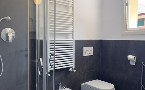 Anne-britt Home: Loodgieterswerkinrichting, Badkamer, Flooring, Wc Bril, Toilet, Interieur Ontwerp, Verdieping, Loodgieter, Wastafel, Kraan