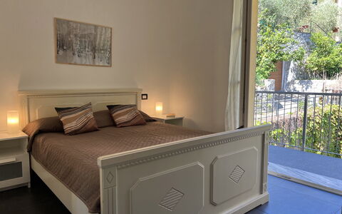 Anne-britt Home: Meubilair, Interieur Ontwerp, Bed, Slaapkamer, Flooring, Hout, Kamer, Verdieping, Laken, Bedding