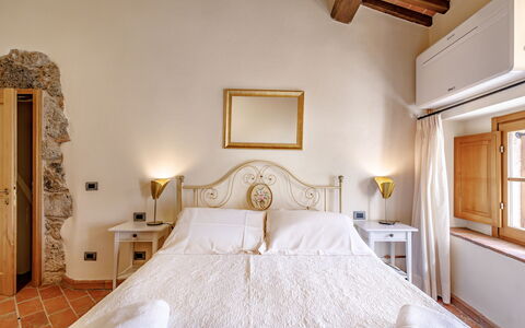 Relais la Costa: Meubilair, Muur, Bed, Interieur Ontwerp, Slaapkamer, Flooring, Verdieping, Laken, Plafond, Bedding