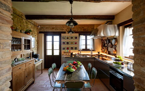 Casale Isidoro: Meubilair, Interieur Ontwerp, Keuken, Flooring, Stoel, Hout, Tafel, Plafond, Lichte Inrichting, Keuken En Eettafel