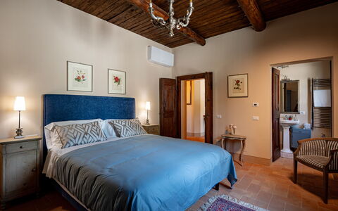 Casale Isidoro: Meubilair, Bed, Slaapkamer, Interieur Ontwerp, Muur, Laken, Bedding, Flooring, Verdieping, Hout