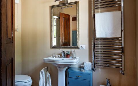 Casale Isidoro: Muur, Interieur Ontwerp, Loodgieterswerkinrichting, Flooring, Verdieping, Wastafel In De Badkamer, Badkamer, Verlichting, Meubilair, Plafond