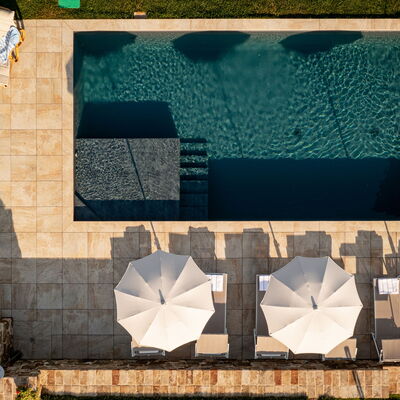 Casale Isidoro: Zwembad, Samengesteld Materiaal, Buitenmeubels, Ligstoel, Schaduw, Waterpartij, Hardwood, Flagstone, Tegel, Binnenplaats