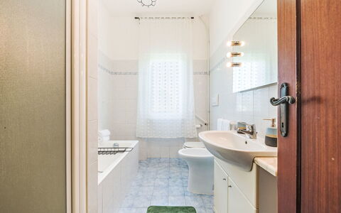 Celeste: Flooring, Badkamer, Muur, Verdieping, Interieur Ontwerp, Loodgieterswerkinrichting, Plafond, Wastafel In De Badkamer, Loodgieter, Verlichting