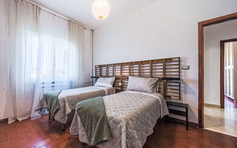 Celeste: Bed, Interieur Ontwerp, Flooring, Verdieping, Slaapkamer, Hout, Laken, Meubilair, Bedding, Plafond