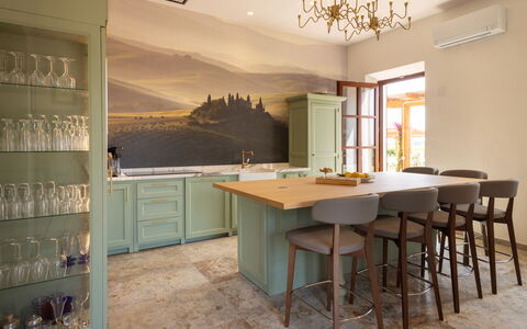 Villa Leone Reale: Meubilair, Interieur Ontwerp, Hout, Flooring, Countertop, Keuken, Cabinetry, Plafond, Verlichting, Verdieping