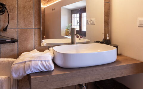 Villa Leone Reale: Badkamer, Interieur Ontwerp, Loodgieterswerkinrichting, Muur, Flooring, Wastafel In De Badkamer, Wastafel, Kraan, Verdieping, Meubilair