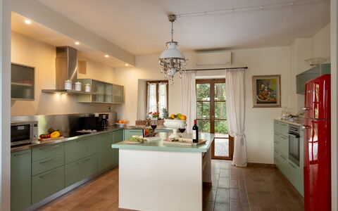 Villa Anna: Meubilair, Keuken, Countertop, Interieur Ontwerp, Cabinetry, Toestel Van De Keuken, Flooring, Hout, Verdieping, Plafond