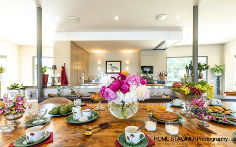 Villa Airone Tegoni, Pool, Radicondoli: Tableware, Interieur Ontwerp, Meubilair, Tafel, Serveware, Eetkamer, Dishware, Keuken En Eettafel, Porselein, Stoel