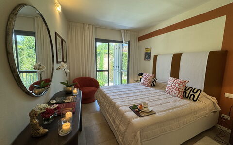 Ai Cantici: Meubilair, Bed, Interieur Ontwerp, Slaapkamer, Flooring, Laken, Bedding, Verdieping, Textiel, Plafond