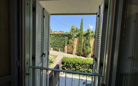 Ai Cantici: Balkon, Schaduw, Daylighting, Home Deur, Backyard, Aluminium