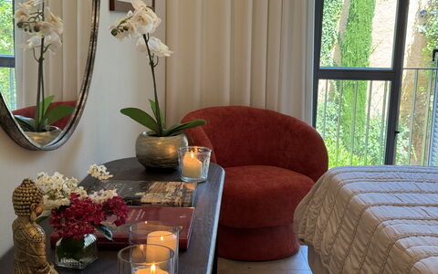 Ai Cantici: Meubilair, Interieur Ontwerp, Muur, Kamer, Verlichting, Huis, Textiel, Fotolijst, Kussen Gooien, Verdieping