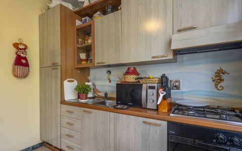 Attico Marino: Hout, Toestel Van De Keuken, Keuken, Major Appliance, Interieur Ontwerp, Countertop, Cabinetry, Flooring, Kamer, Meubilair