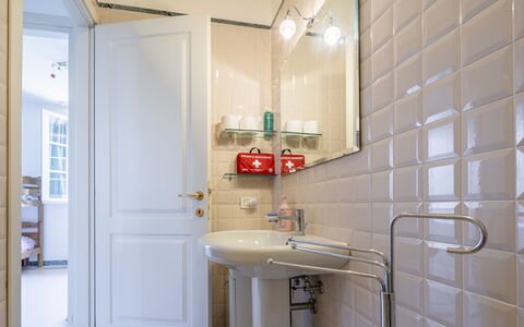 Attico Marino: Muur, Interieur Ontwerp, Badkamer, Loodgieterswerkinrichting, Flooring, Verdieping, Loodgieter, Wastafel In De Badkamer, Kraan, Tegel