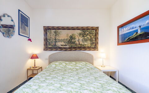 Attico Marino: Bed, Meubilair, Slaapkamer, Interieur Ontwerp, Muur, Verdieping, Bedding, Laken, Flooring, Hout