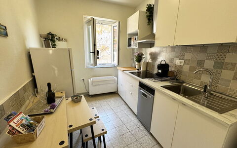 Il Cervo In Città: Keuken, Toestel Van De Keuken, Major Appliance, Countertop, Fornuis, Fornuis, Gasfornuis, Cabinetry, Gootsteen, Flooring