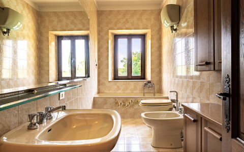 Casa La Cedrina, Pool, Lornano: Loodgieterswerkinrichting, Wastafel In De Badkamer, Interieur Ontwerp, Wastafel, Badkamer, Flooring, Verdieping, Kraan, Loodgieter, Verlichting