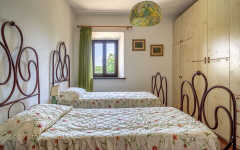 Casa La Cedrina, Pool, Lornano: Muur, Slaapkamer, Bed, Meubilair, Bedding, Interieur Ontwerp, Linens, Laken, Bed Frame, Kamer