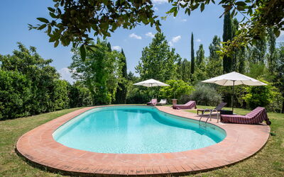Casa La Cedrina, Pool, Lornano: Blauw, Zwembad, Tuin, Schaduw, Buitenmeubels, Landscaping, Hacienda, Landgoed, Eco Hotel, Werf