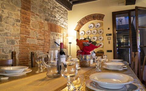 Country Historical House Lucca: Meubilair, Interieur Ontwerp, Muur, Hout, Plafond, Tafel, Eetkamer, Stoel, Flooring, Keuken En Eettafel