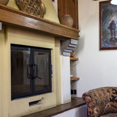 Country Historical House Lucca: Hout, Interieur Ontwerp, Flooring, Meubilair, Verdieping, Kamer, Fotolijst, Woonkamer, Haard, Beits