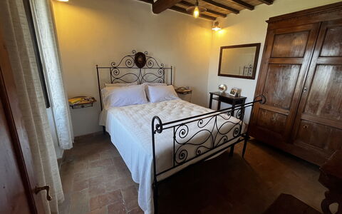 Appartamento Del Mercato: Muur, Flooring, Meubilair, Verdieping, Slaapkamer, Kamer, Bed, Bed Frame, Fotolijst, Hardwood