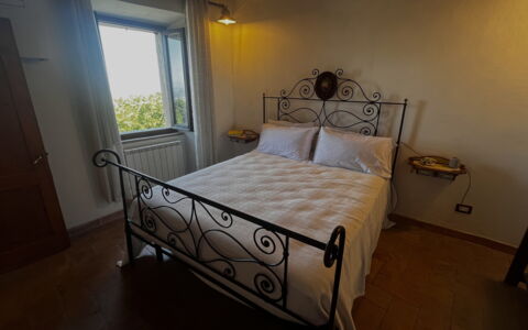 Appartamento Del Mercato: Slaapkamer, Bed, Flooring, Verdieping, Meubilair, Bedding, Laken, Interieur Ontwerp, Bed Frame, Linens