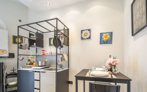 Casa Gioia In Lucca: Meubilair, Interieur Ontwerp, Verlichting, Flooring, Huis, Verdieping, Kamer, Stoel, Plafond, Keuken