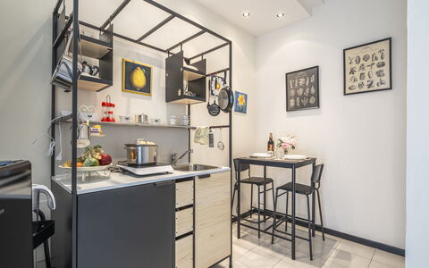 Casa Gioia In Lucca: Meubilair, Interieur Ontwerp, Verlichting, Flooring, Huis, Kamer, Tafel, Verdieping, Keuken, Stoel