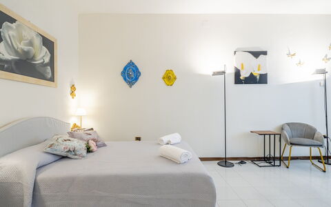 Casa Gioia In Lucca: Meubilair, Interieur Ontwerp, Bed, Muur, Slaapkamer, Verdieping, Flooring, Laken, Hout, Bedding