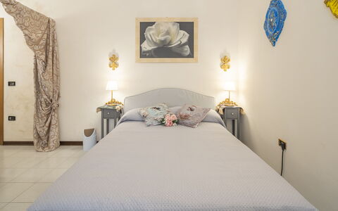 Casa Gioia In Lucca: Bed, Meubilair, Bedding, Slaapkamer, Laken, Interieur Ontwerp, Muur, Linens, Hout, Verdieping