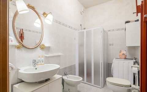 Casa Gioia In Lucca: Interieur Ontwerp, Flooring, Verdieping, Kamer, Loodgieterswerkinrichting, Plafond, Meubilair, Verlichting, Badkamer, Huis