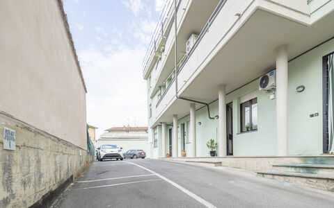 Casa Gioia In Lucca: Asfalt, Appartement, Family Car, Luxevoertuig, Balkon, Mid-Size Car, Parking