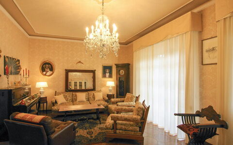 Butterfly Apartment In Lucca: Meubilair, Interieur Ontwerp, Muur, Flooring, Verdieping, Bankstel, Plafond, Kamer, Woonkamer, Lichte Inrichting