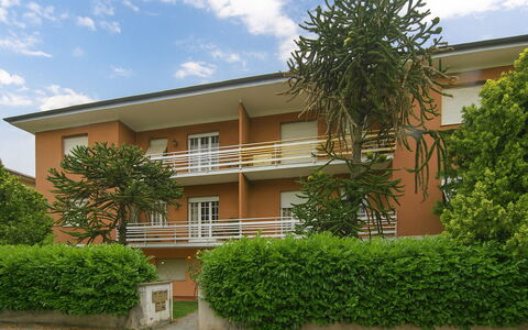 Butterfly Apartment In Lucca: Struik, Woongebied, Appartement, Balkon, Landgoed, Tuin, Werf, Gazon, Condominium, Schaduw