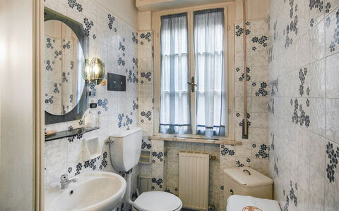 Butterfly Apartment In Lucca: Flooring, Verdieping, Interieur Ontwerp, Deur, Loodgieterswerkinrichting, Tegel, Kamer, Badkamer, Loodgieter