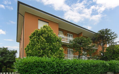 Butterfly Apartment In Lucca: Struik, Woongebied, Haag, Tuin, Landgoed, Gazon, Werf, Schaduw, Landscaping, Hacienda